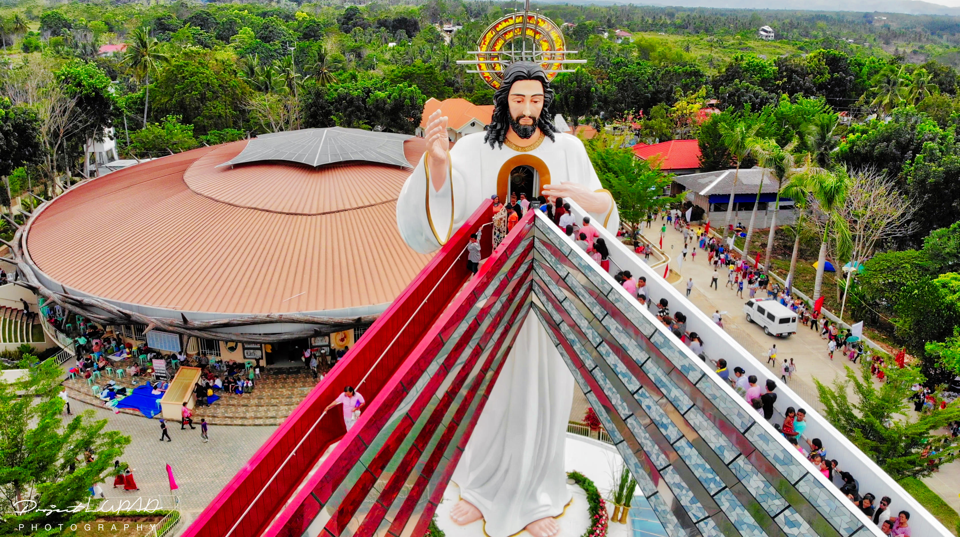 Pilgrims going up to the Heart of Jesus.