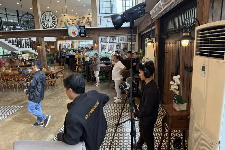 Project LUPAD crew: Restaurant campaign